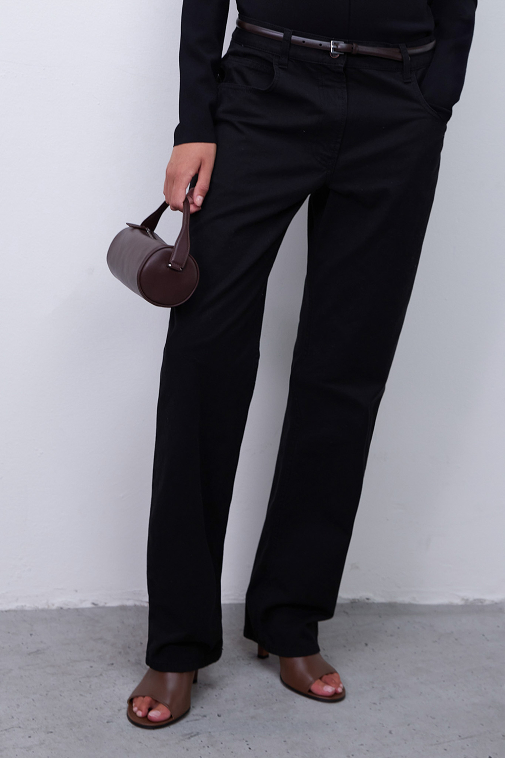 תמונת דוגמן קידמית של מכנסי ג'ינס משוחררים