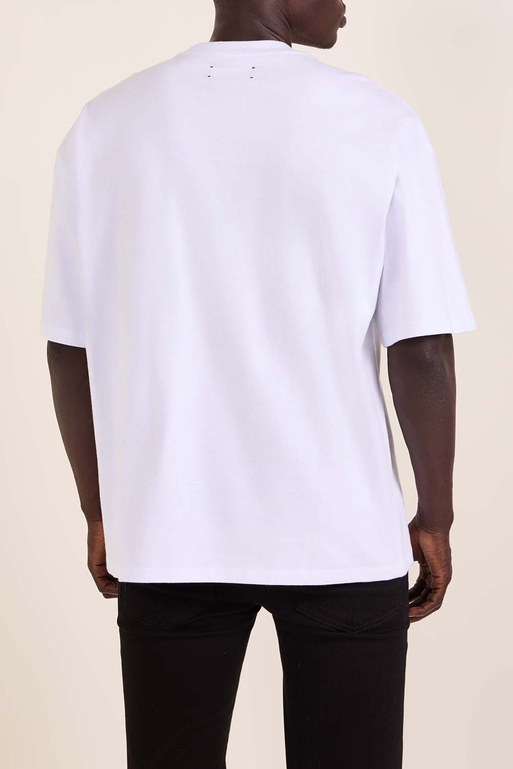 תמונת דוגמן אחורית של חולצת טי