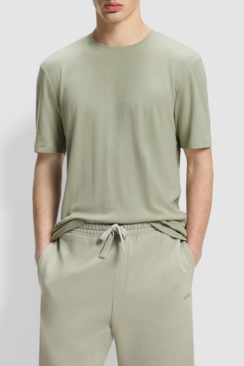 תמונת דוגמן קידמית של חולצת טי בגזרת סלים