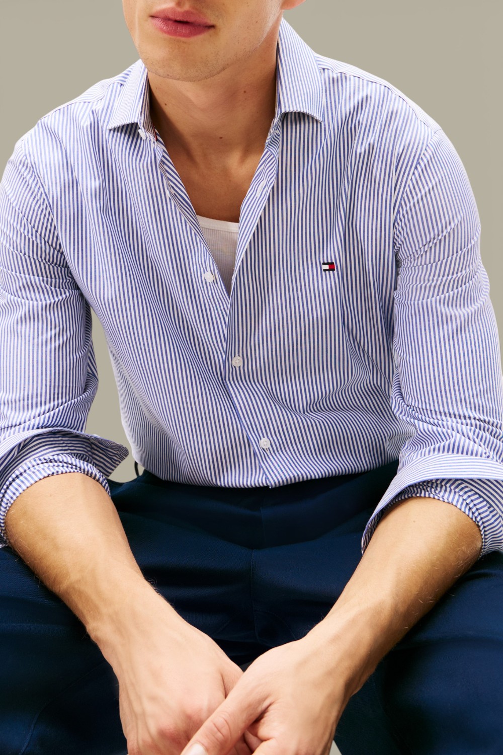 תמונת תקריב דוגמן של חולצת כפתורים