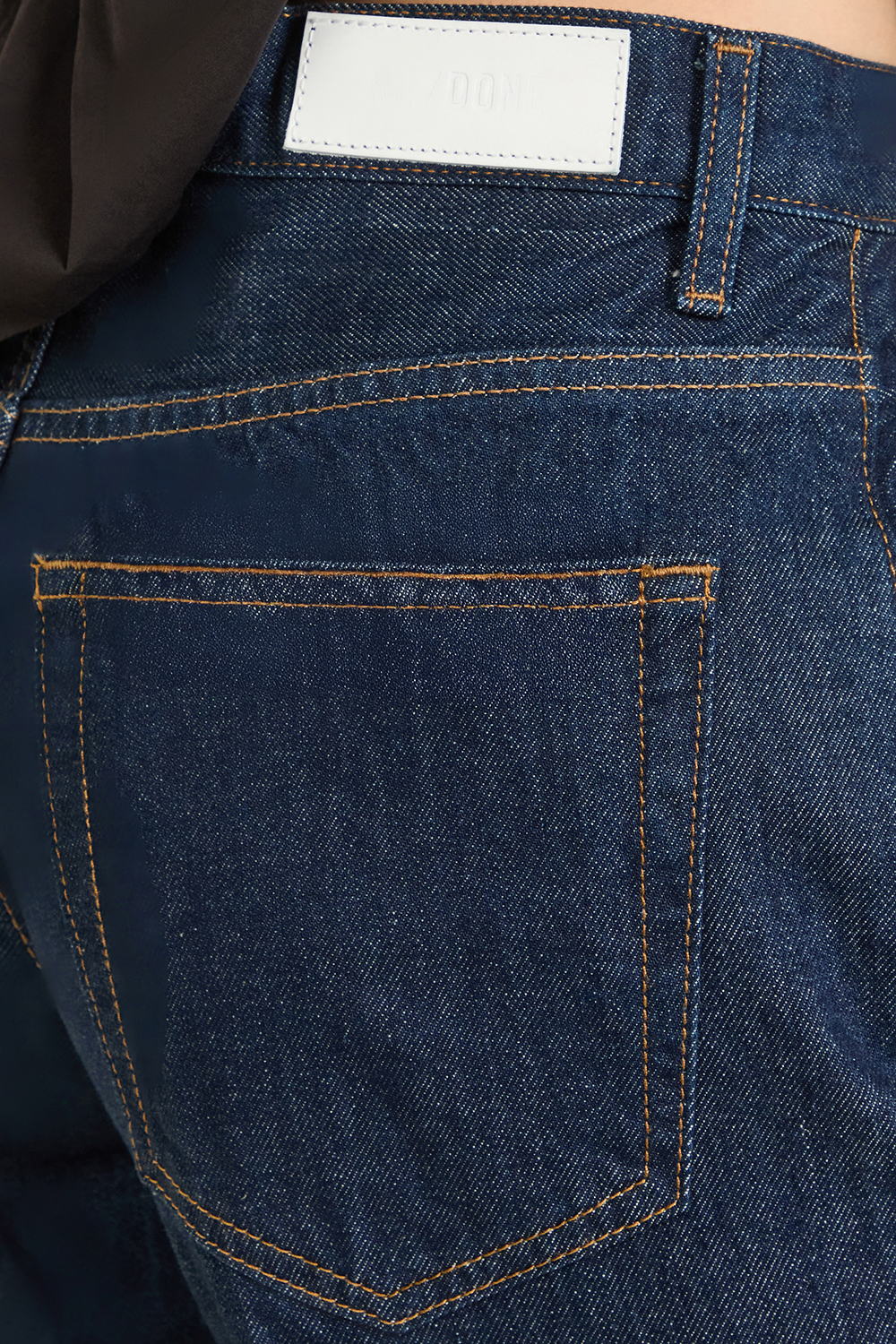 תמונת תקריב דוגמן של מכנסי ג'ינס בגזרה רחבה