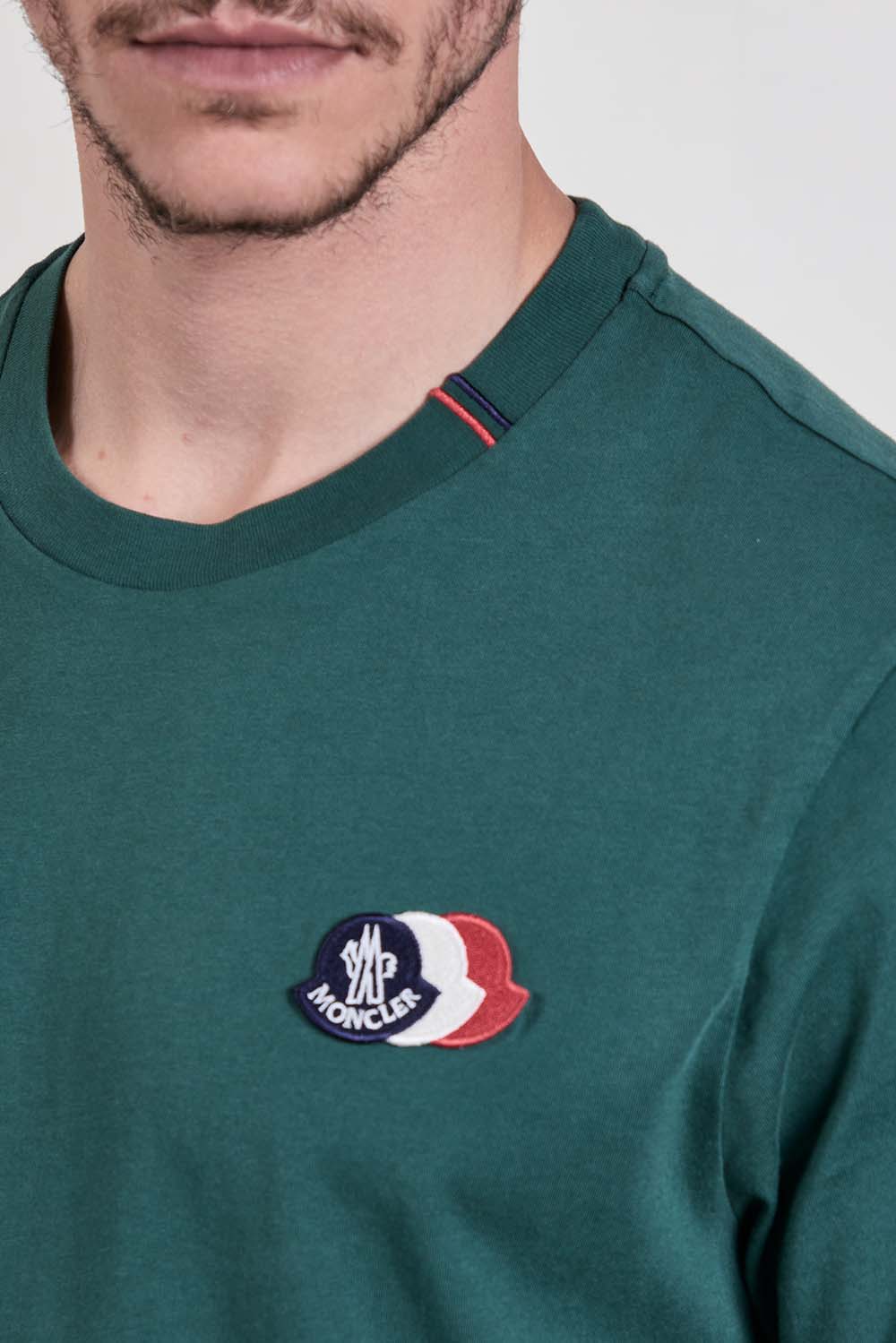 תמונת תקריב דוגמן של חולצת טי בגזרת סלים