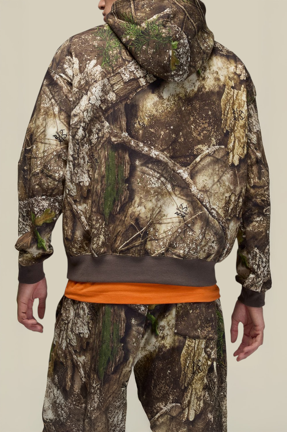 תמונת דוגמן אחורית של קפוצ'ון נייקי ג'ורדן X רילטריי