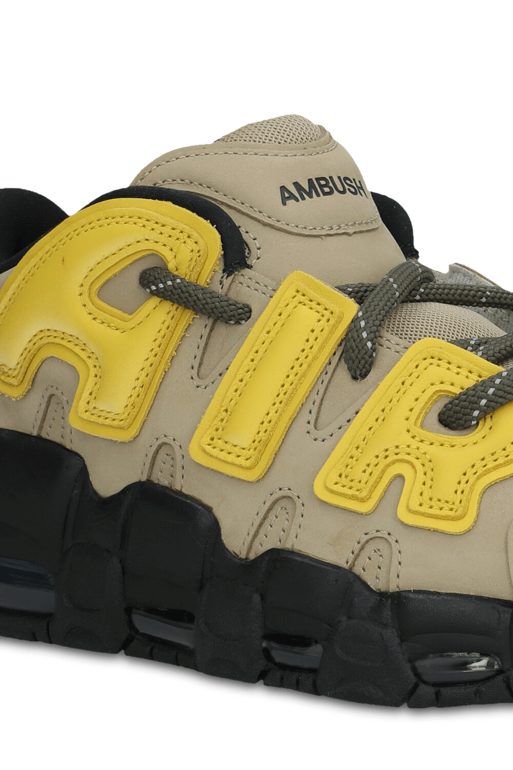 תמונת פנים של נעלי סניקרס אייר מור