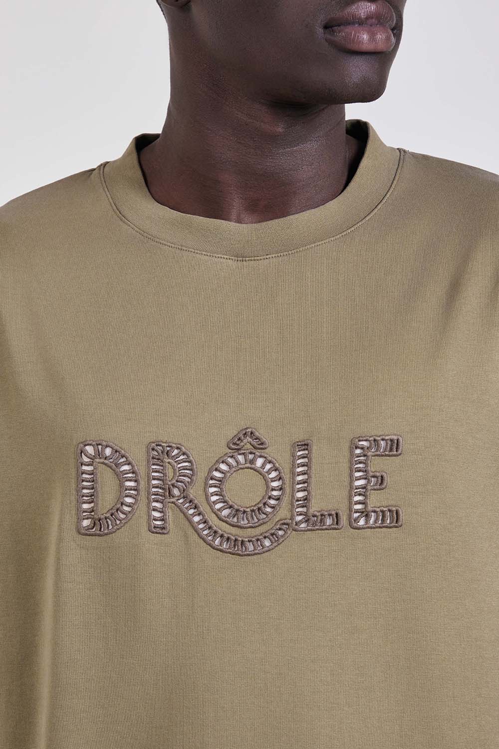 תמונת תקריב דוגמן של חולצת טי בגזרה משוחררת