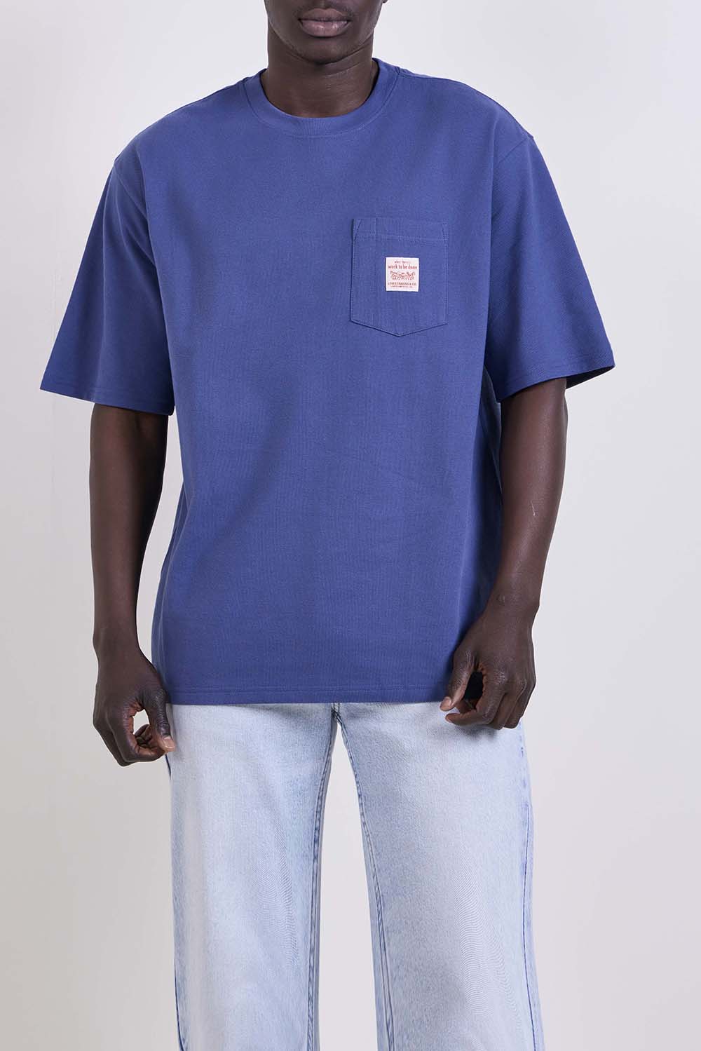 תמונת דוגמן קידמית של חולצת טי בגזרה משוחררת