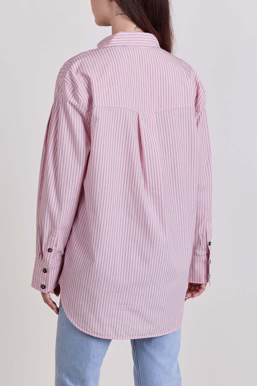 תמונת דוגמן אחורית של חולצה מכופתרת