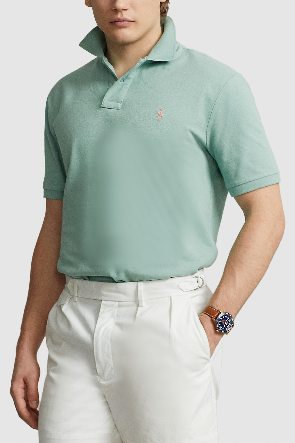 תמונת דוגמן קידמית של חולצת פולו קצרה