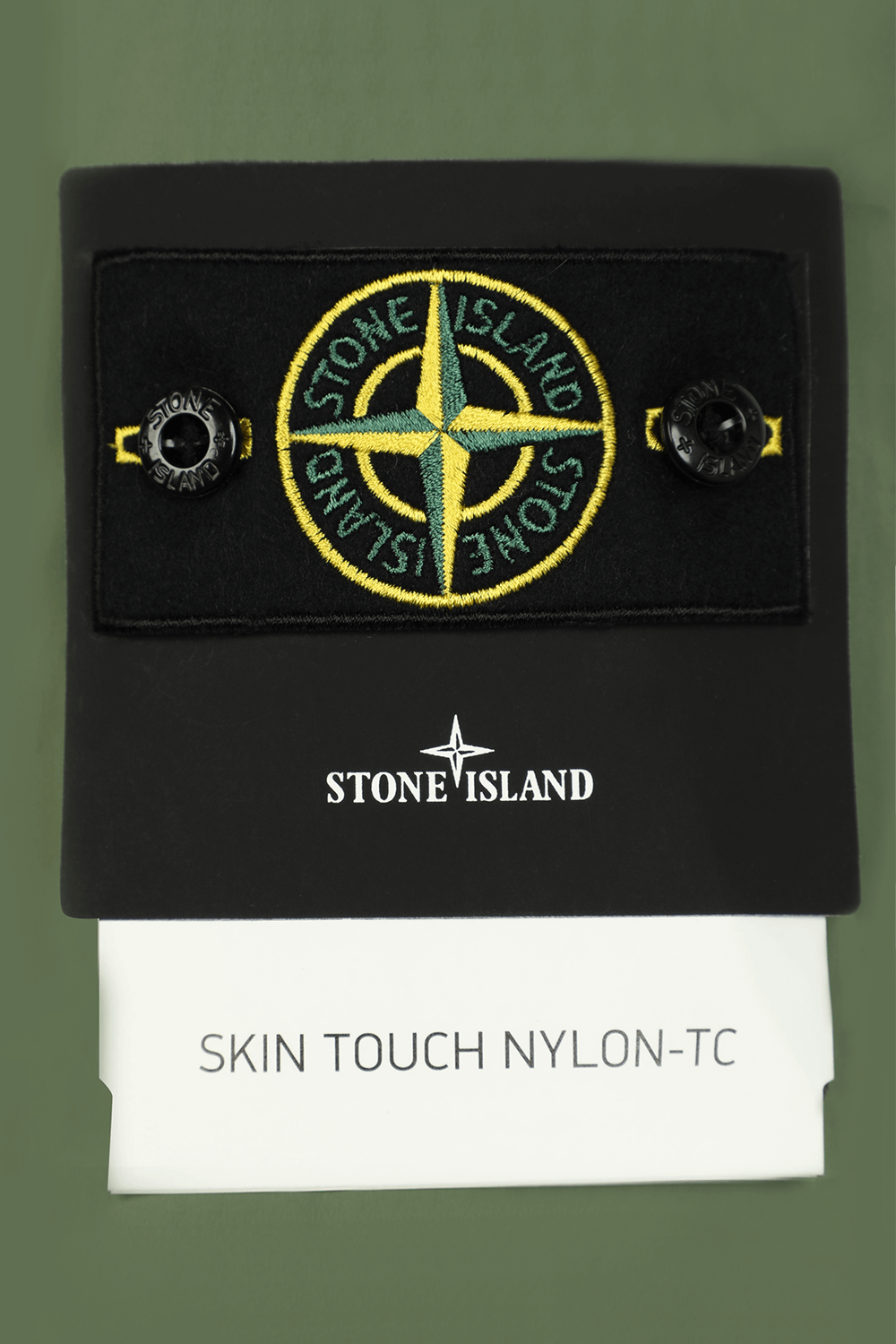 תמונה אחורית של מעיל בומבר בגוון ירוק חאקי