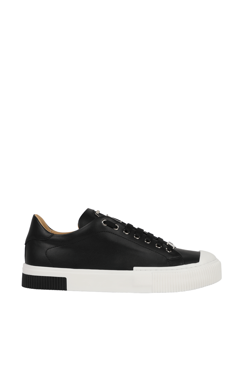 תמונה קידמית של נעלי סניקרס שחורות עם לוגו כסוף