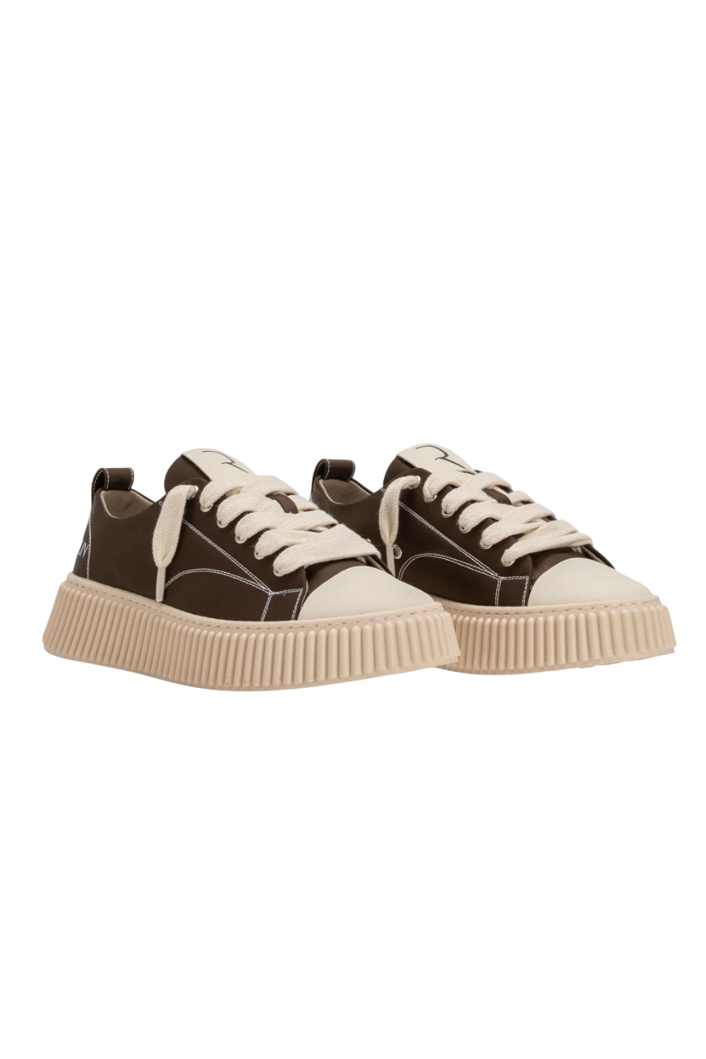 תמונת תקריב של נעלי סניקרס 2020