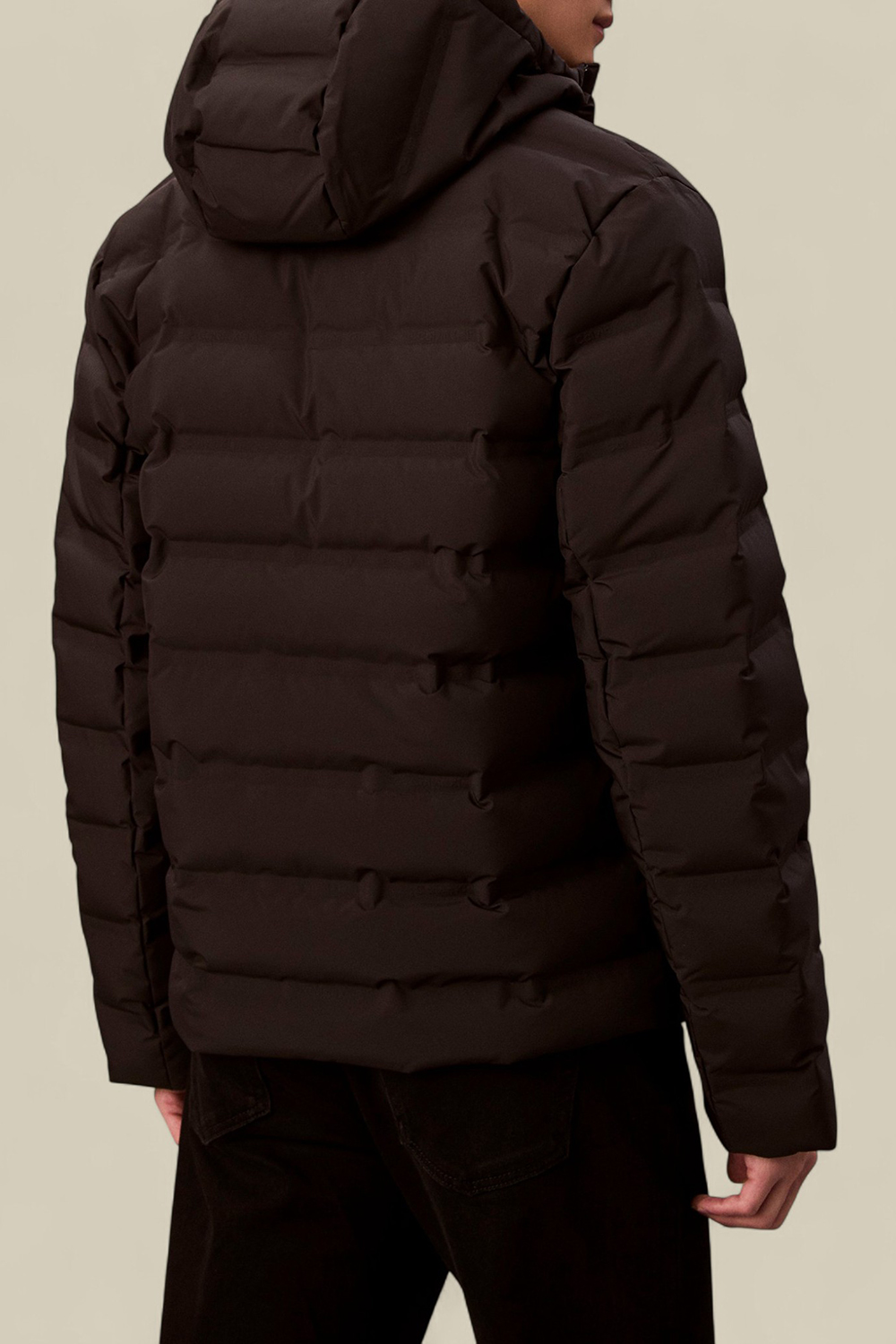 תמונת דוגמן אחורית של מעיל פוך