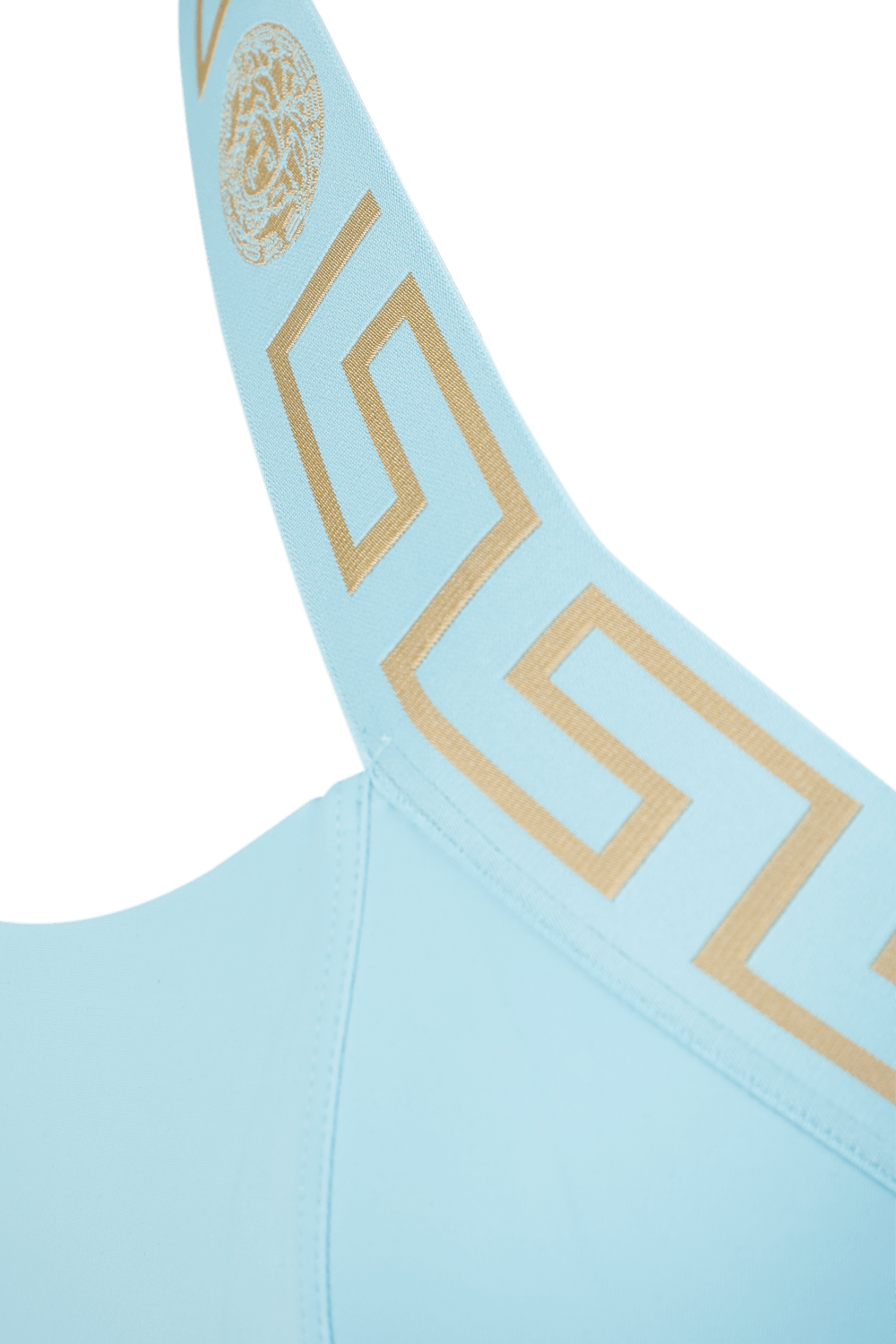 תמונת תקריב של בגד ים שלם עם חיתוכים