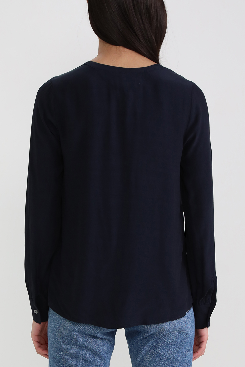 תמונת דוגמן אחורית של חולצת וי ארוכה