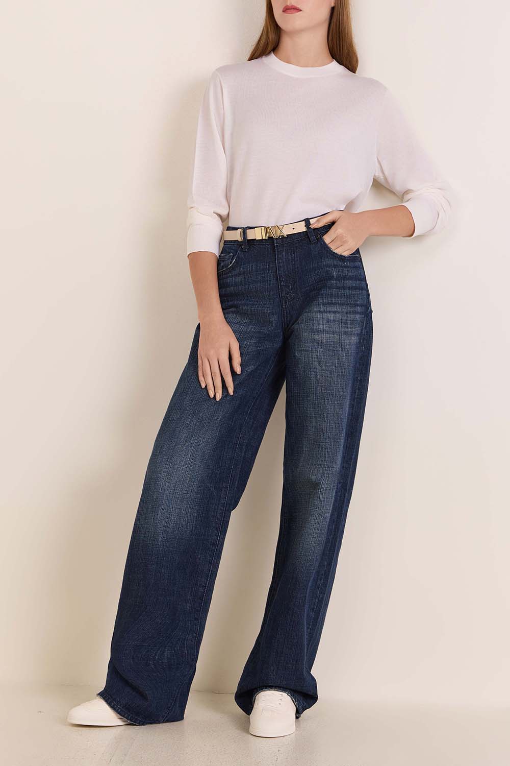 תמונת דוגמן קידמית של נעלי סניקרס