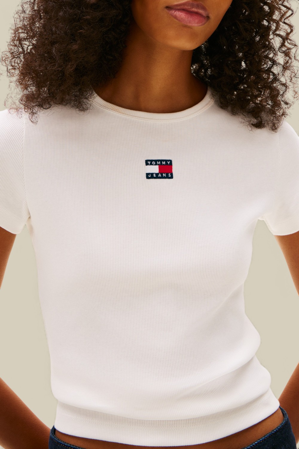 תמונת תקריב דוגמן של חולצת טי ריב סלים פיט