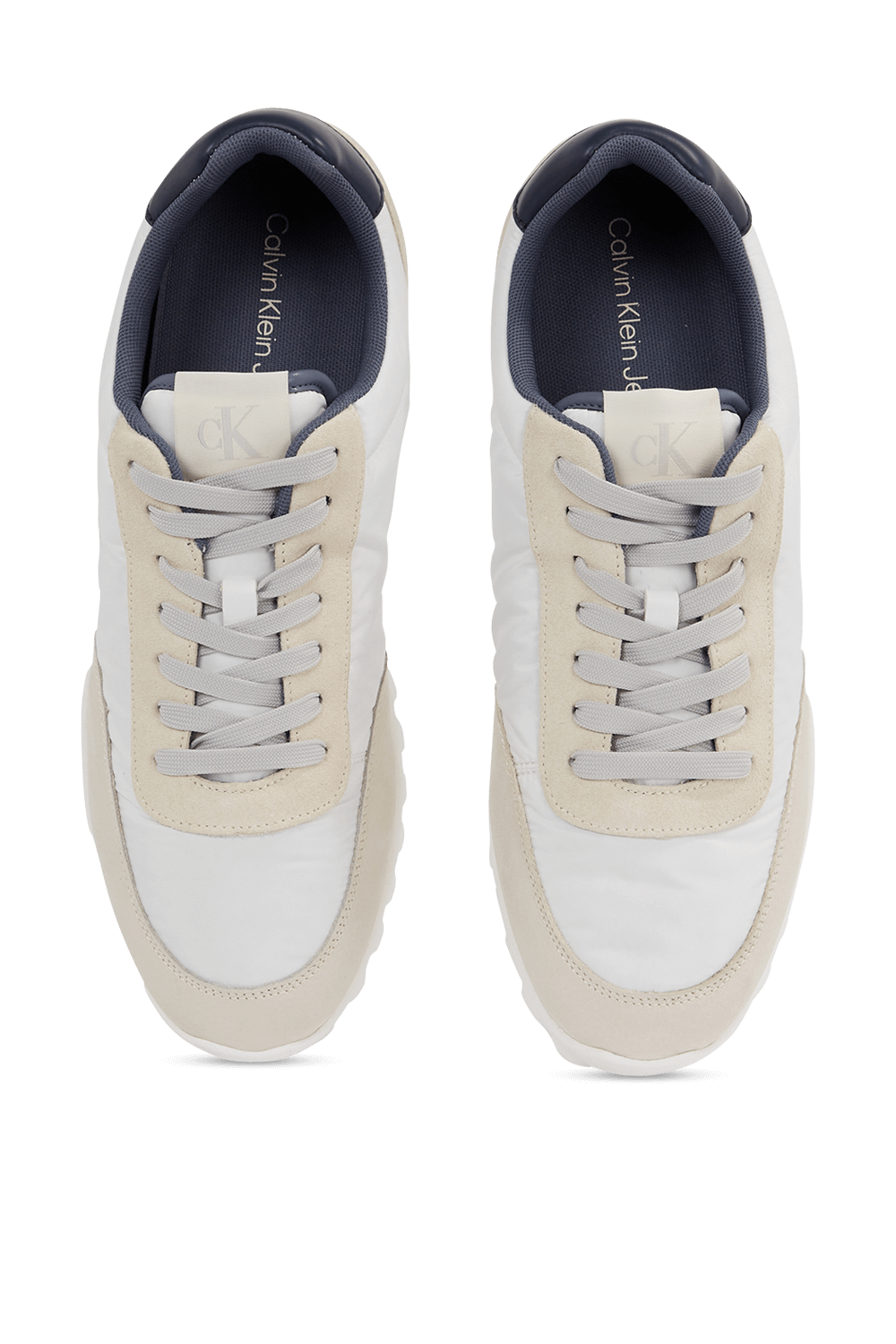 תמונת פנים של נעלי סניקרס