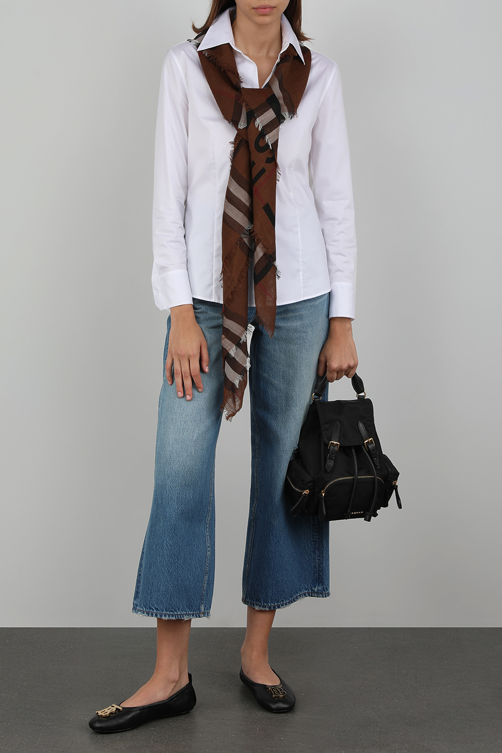 תמונת דוגמן קידמית של נעלי בלרינה שחורות מעור עם אלמנט מוזהב