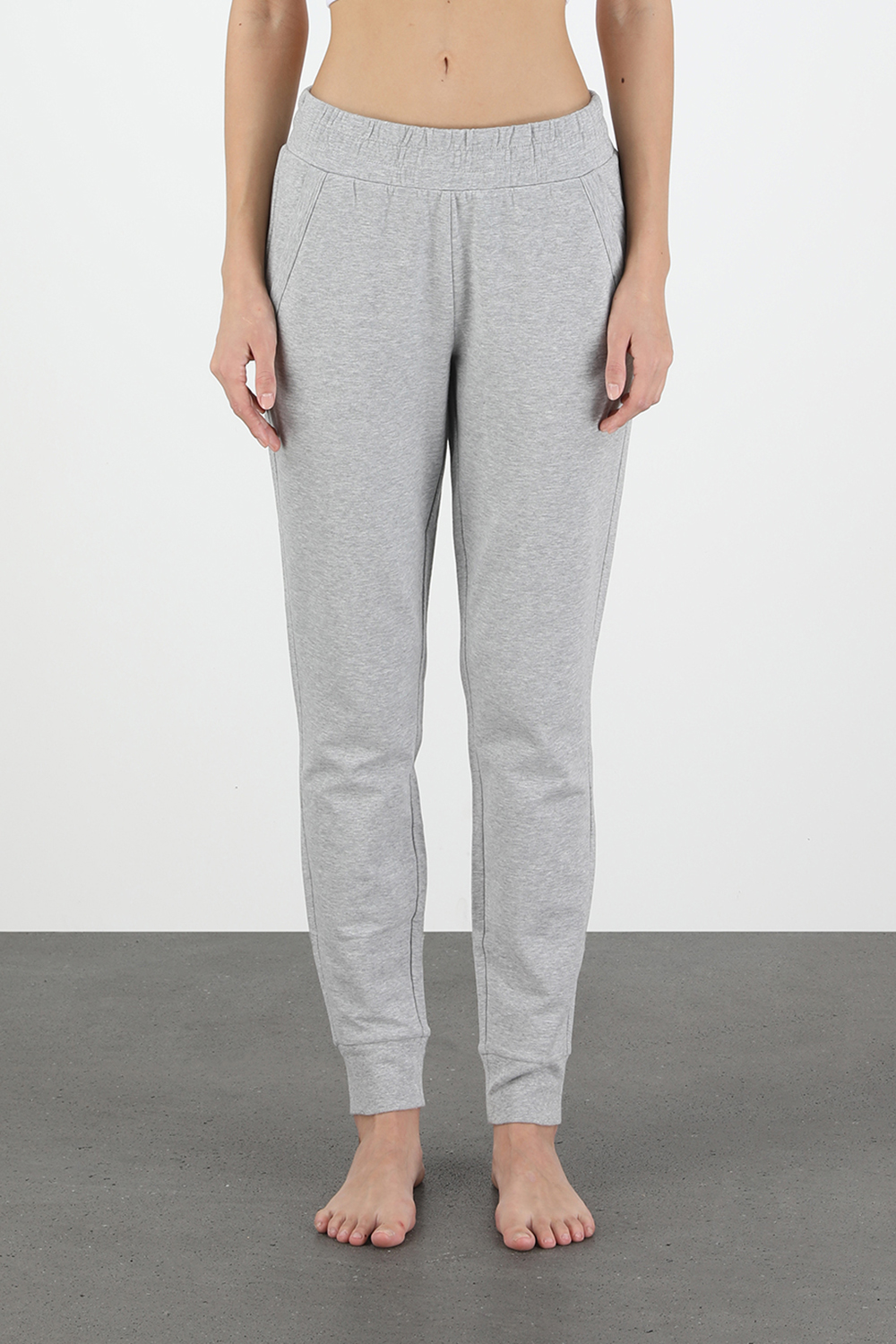 תמונת דוגמן קידמית של Unwind Swearpants in Grey