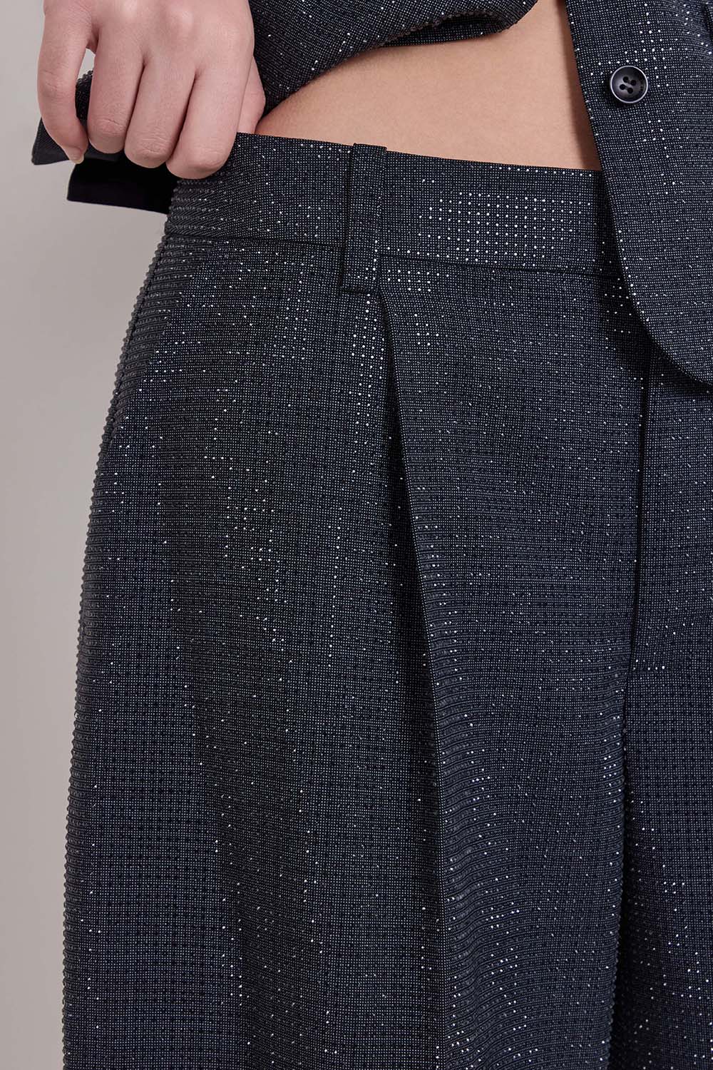 תמונת תקריב דוגמן של מכנסיים מחוייטים