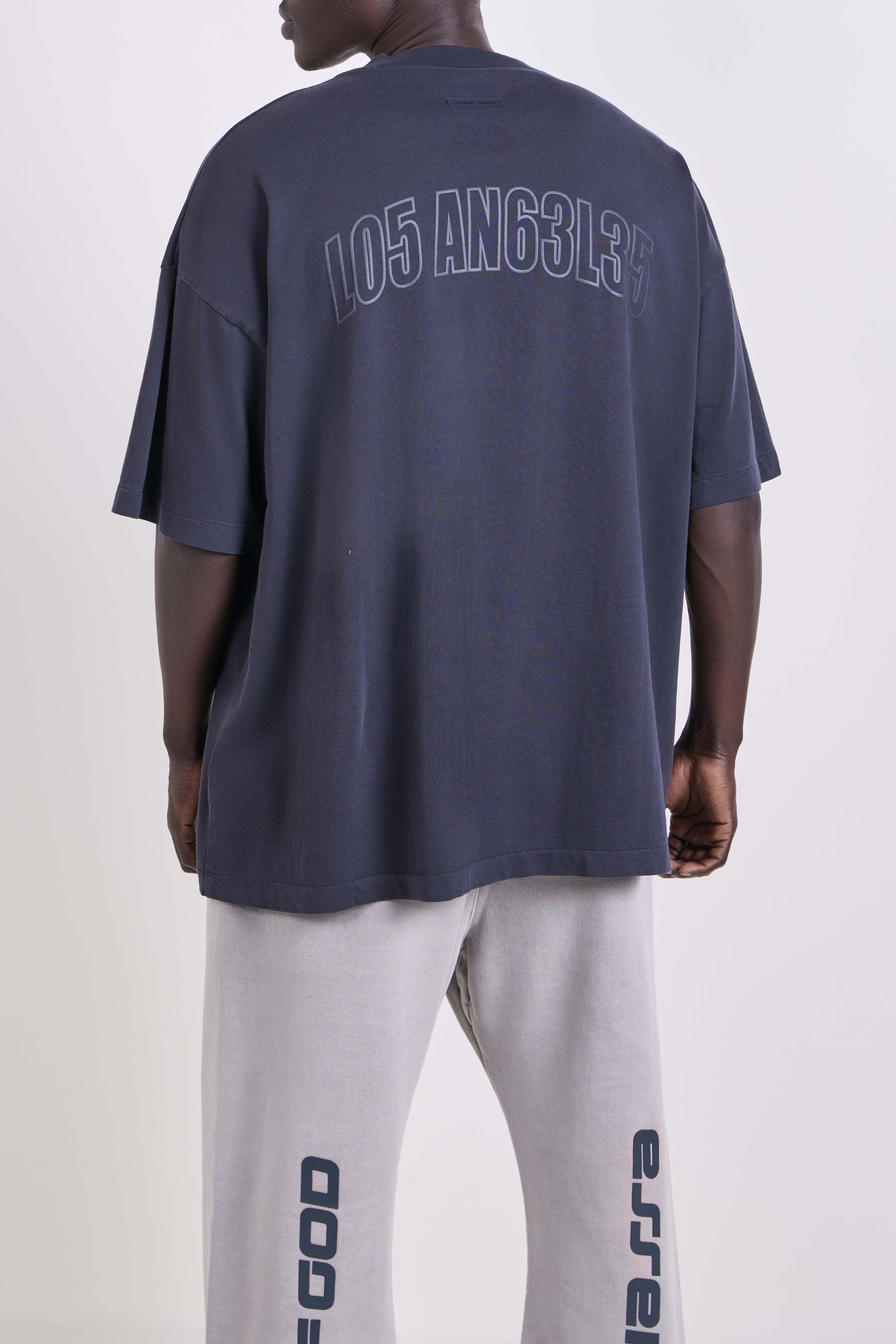 תמונת דוגמן אחורית של חולצת טי אוברסייז