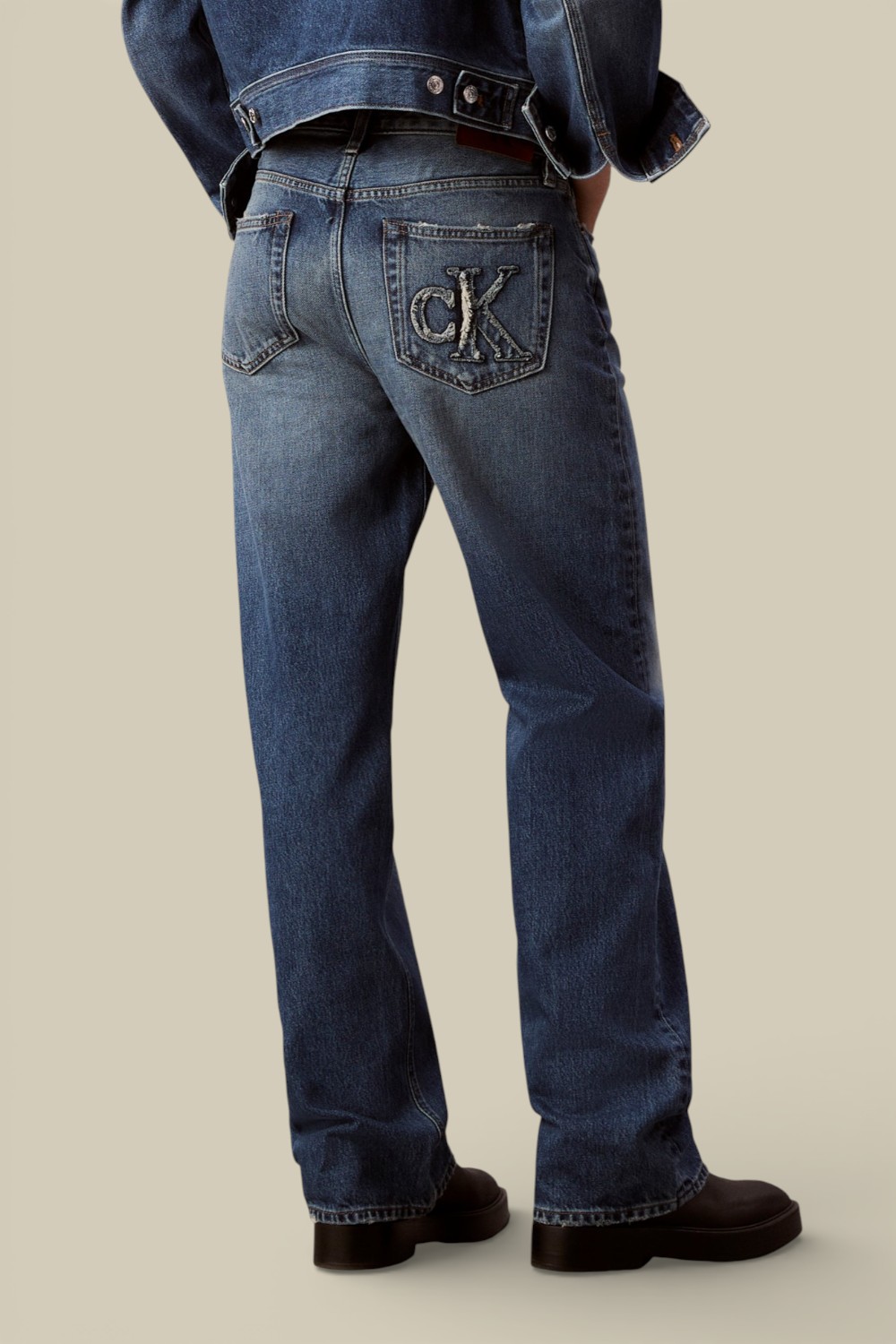 תמונת דוגמן אחורית של מכנסי ג'ינס בגזרה ישרה