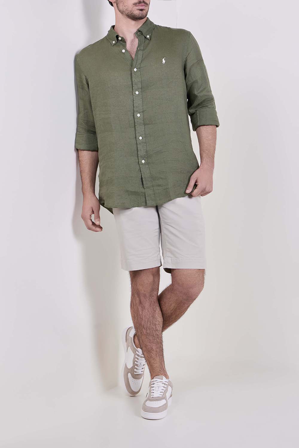 תמונת דוגמן קידמית של נעלי סניקרס