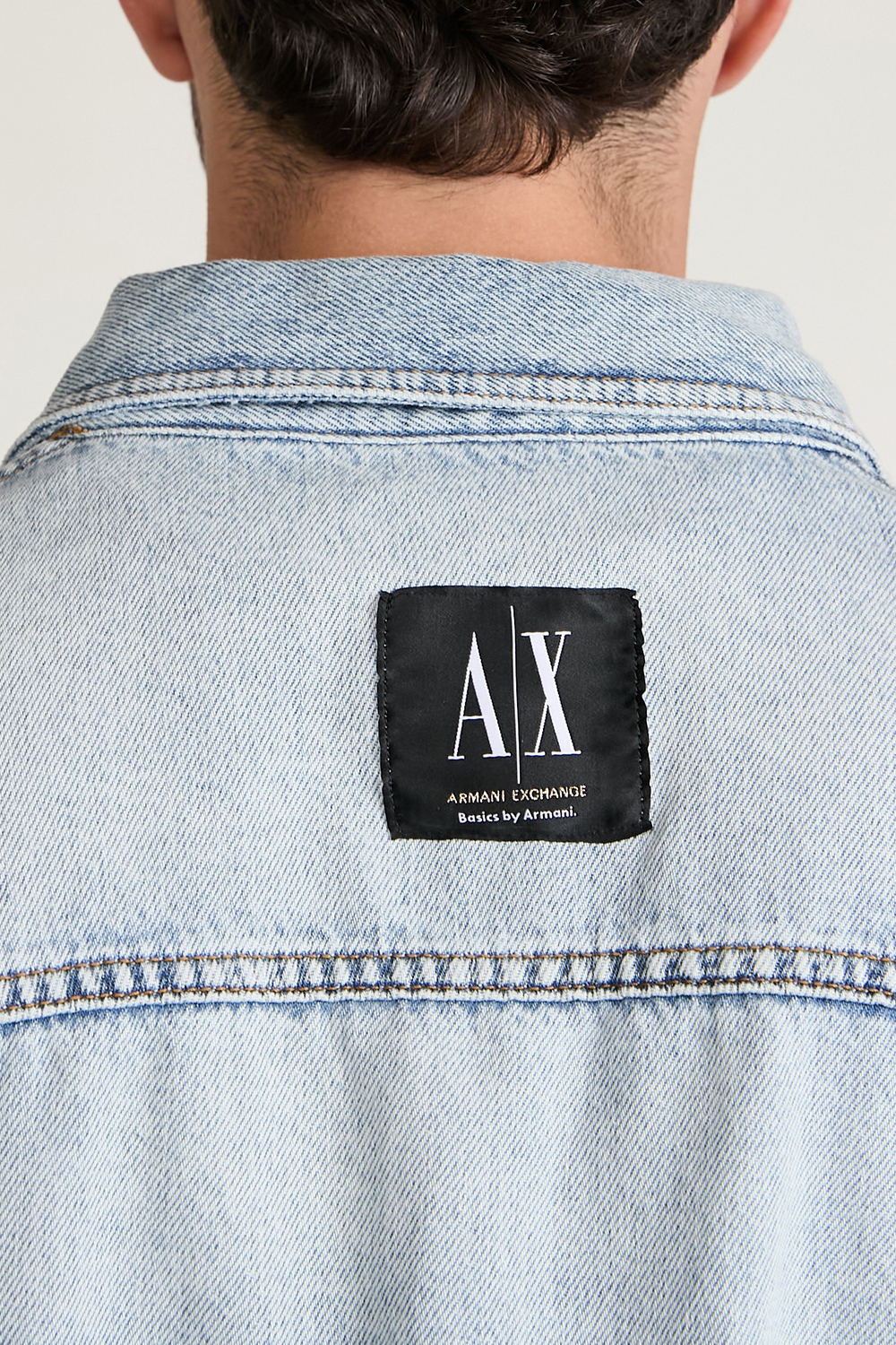 תמונת תקריב דוגמן של ז'קט ג'ינס