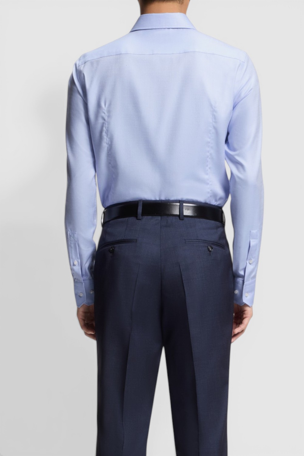 תמונת דוגמן אחורית של חולצה מכופתרת בגזרת סלים