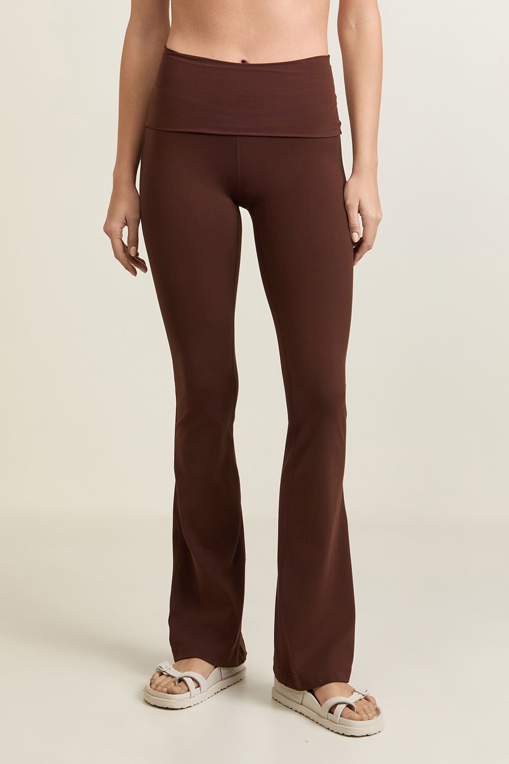 תמונת דוגמן קידמית של Groove Nulu Foldover-Waist Flared Pant