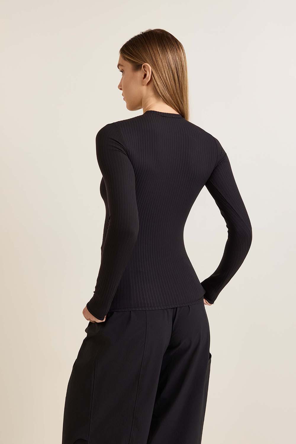 תמונת דוגמן אחורית של Ribbed Nulu Long-Sleeve Shirt