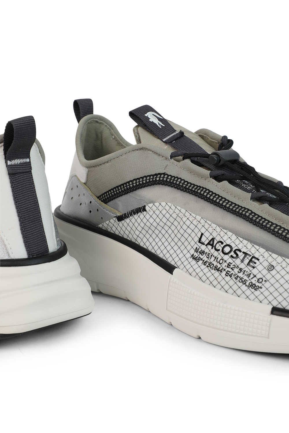 תמונת תקריב של נעלי ריצה