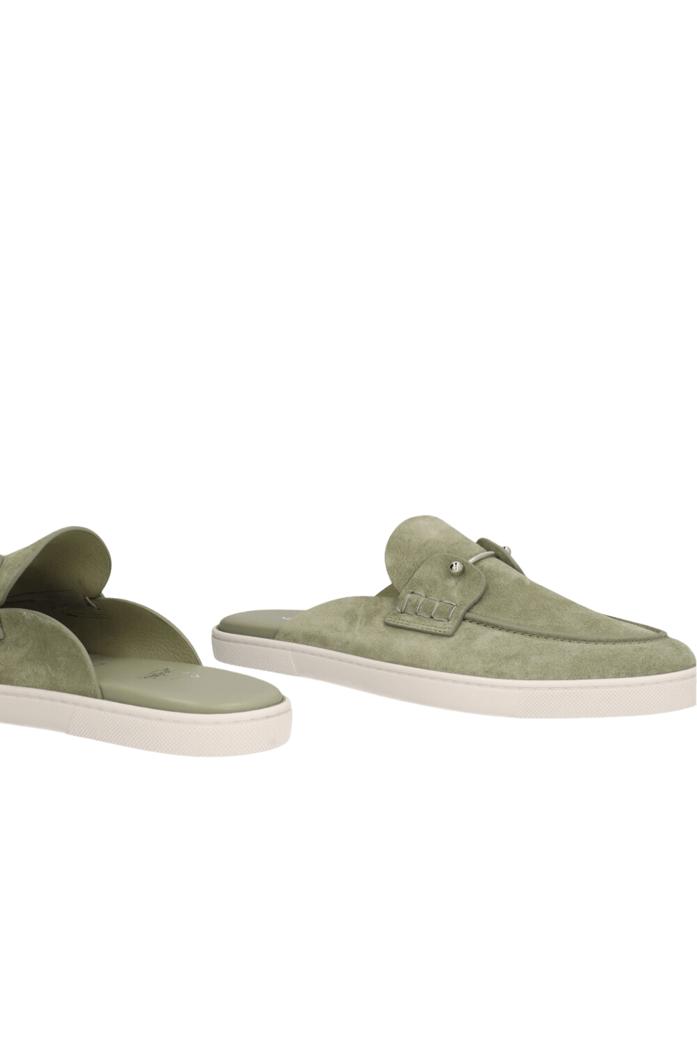 תמונת תקריב של נעלי מיולס