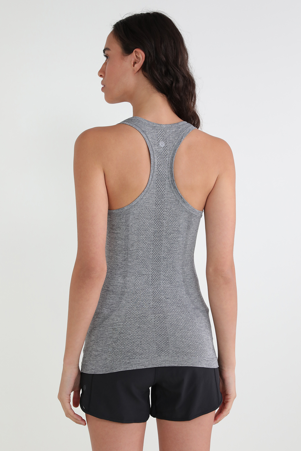 תמונת דוגמן אחורית של Swiftly Tech Racerback Tank 2.0