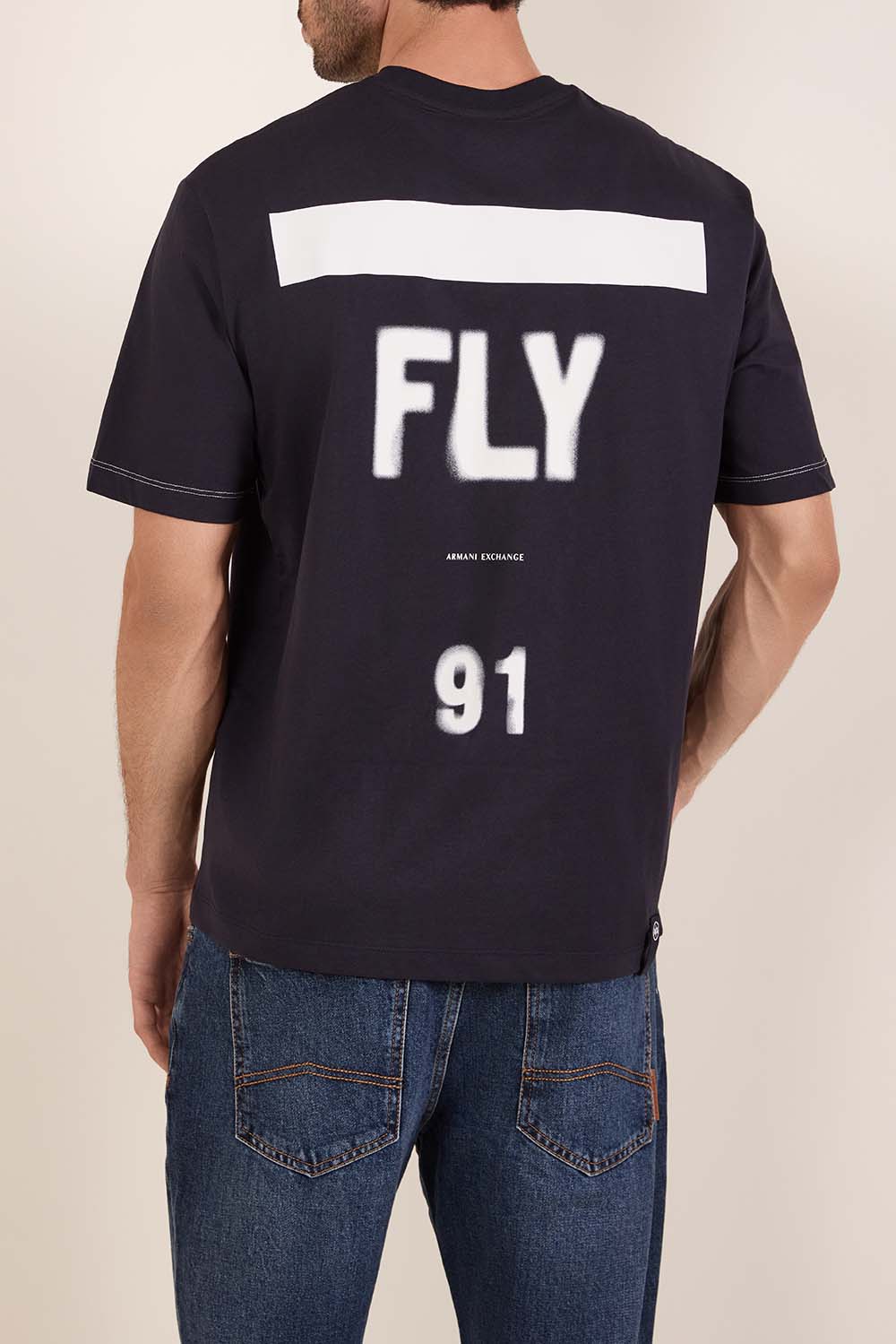 תמונת דוגמן אחורית של חולצת טי