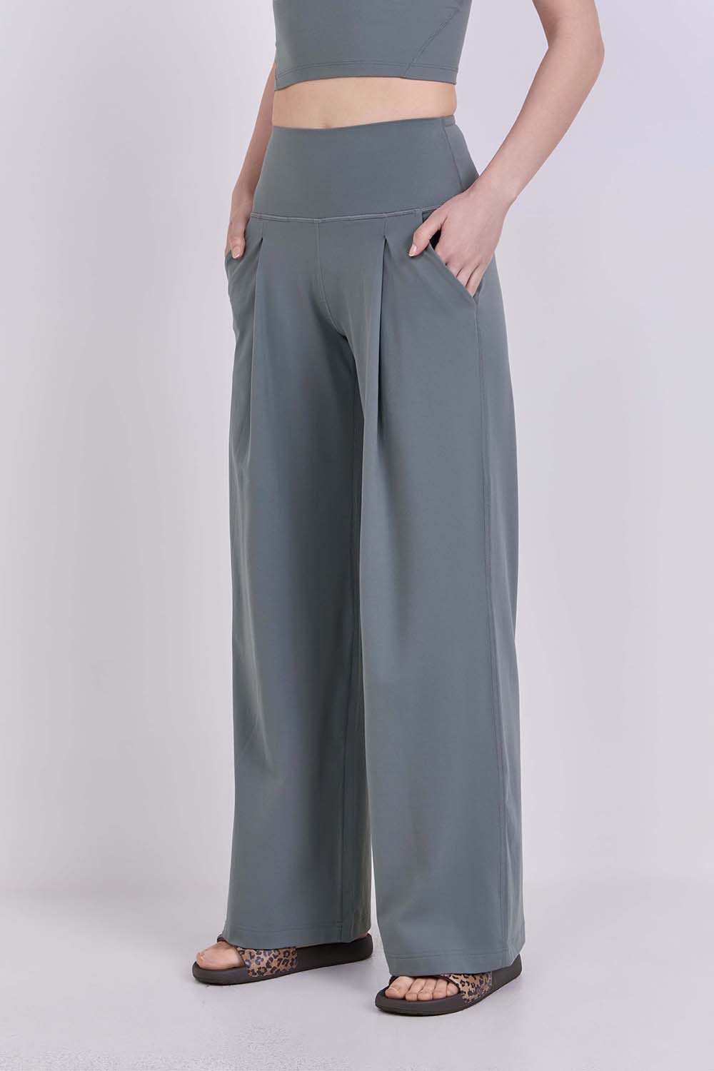 תמונת דוגמן קידמית של lululemon Align&trade; Palazzo Pant Regular