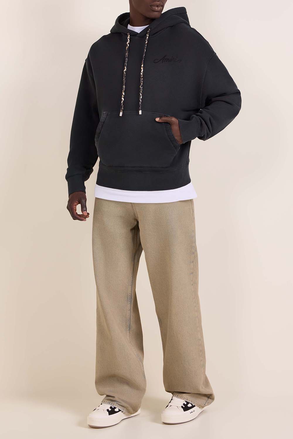 תמונת דוגמן קידמית של נעלי סניקרס