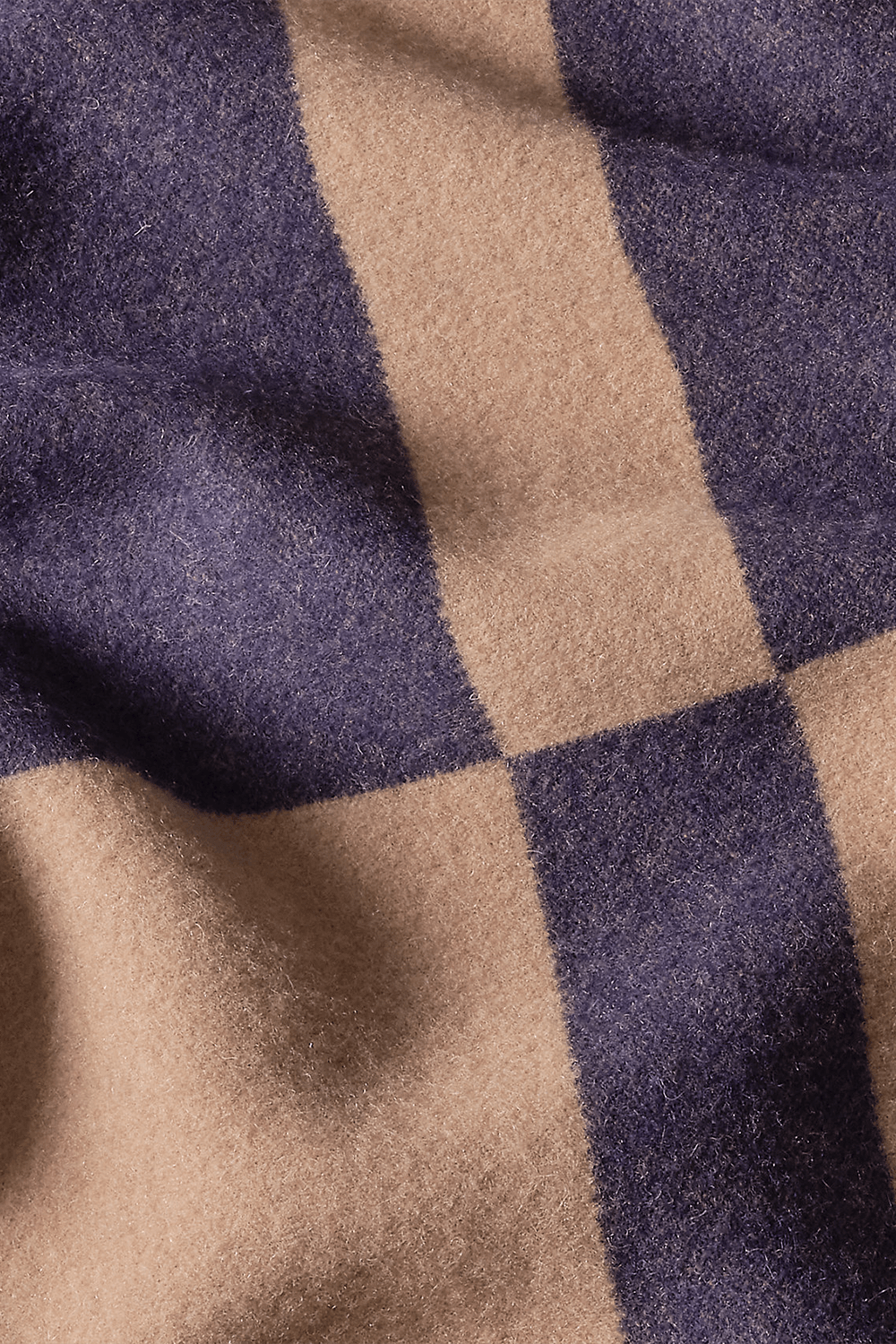 תמונה אחורית של שמיכת צמר עם רקמה