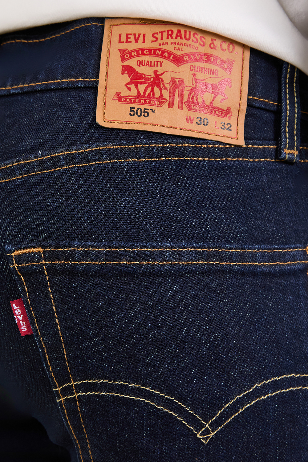 תמונת תקריב דוגמן של מכנסי ג'ינס ישרים