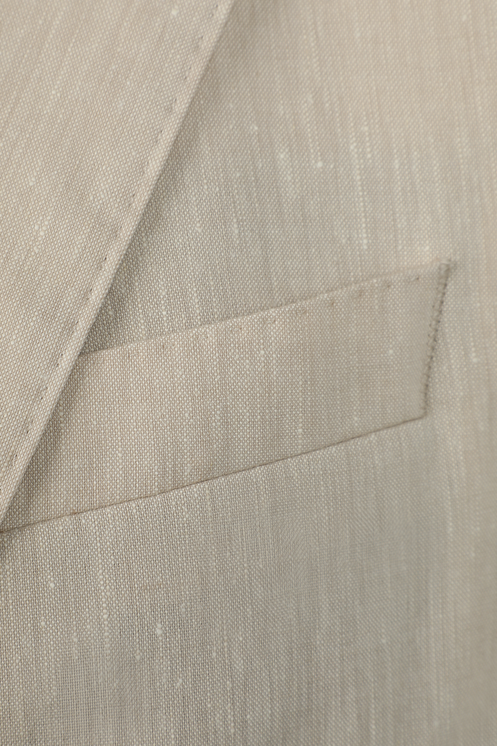 תמונת פנים של חליפה מחויטת בגוון אוף וויט