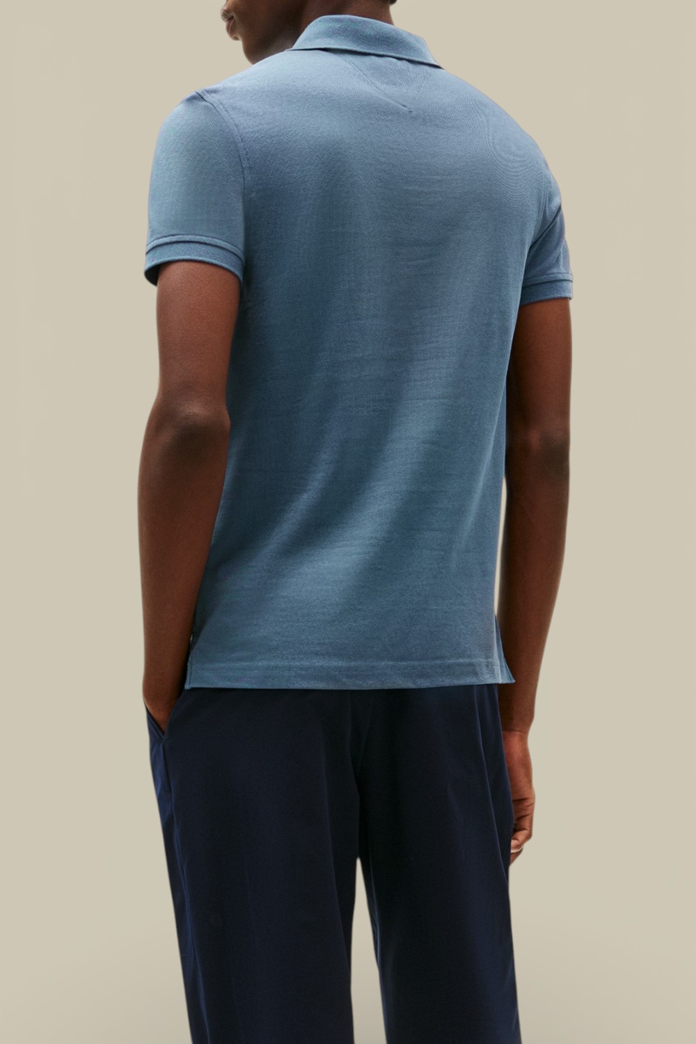 תמונת דוגמן אחורית של חולצת פולו