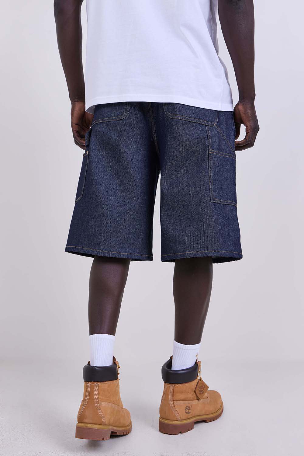 תמונת דוגמן אחורית של מכנסי ברמודה דאבל ניי