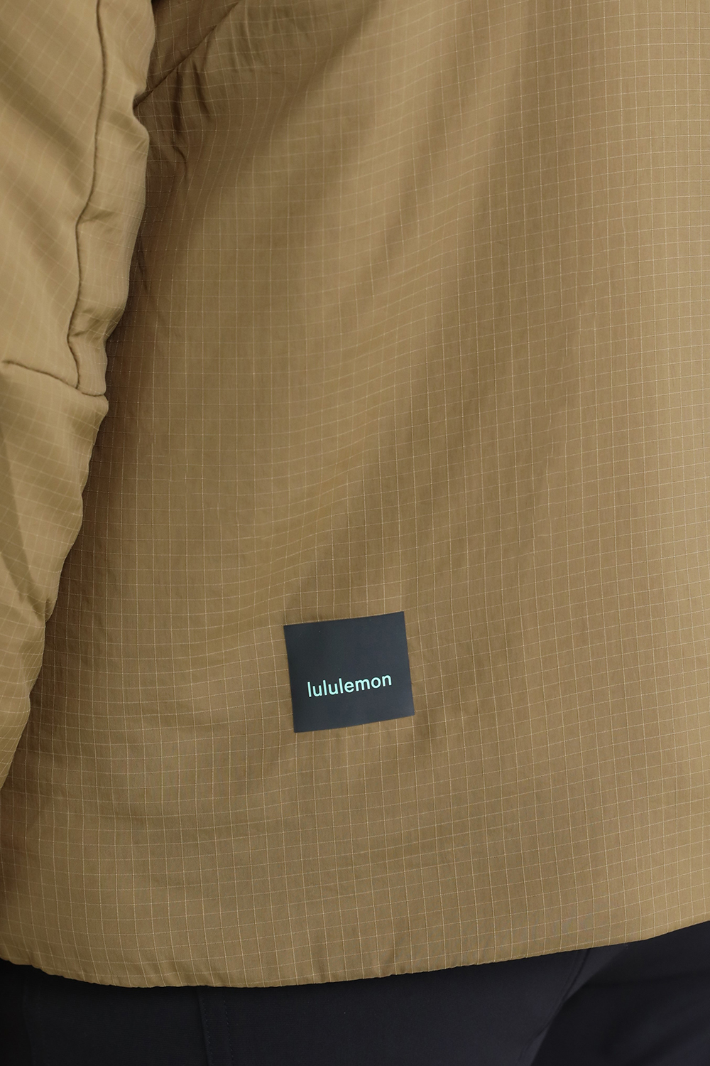 תמונת תקריב דוגמן של Insulated Hiking Hoodie