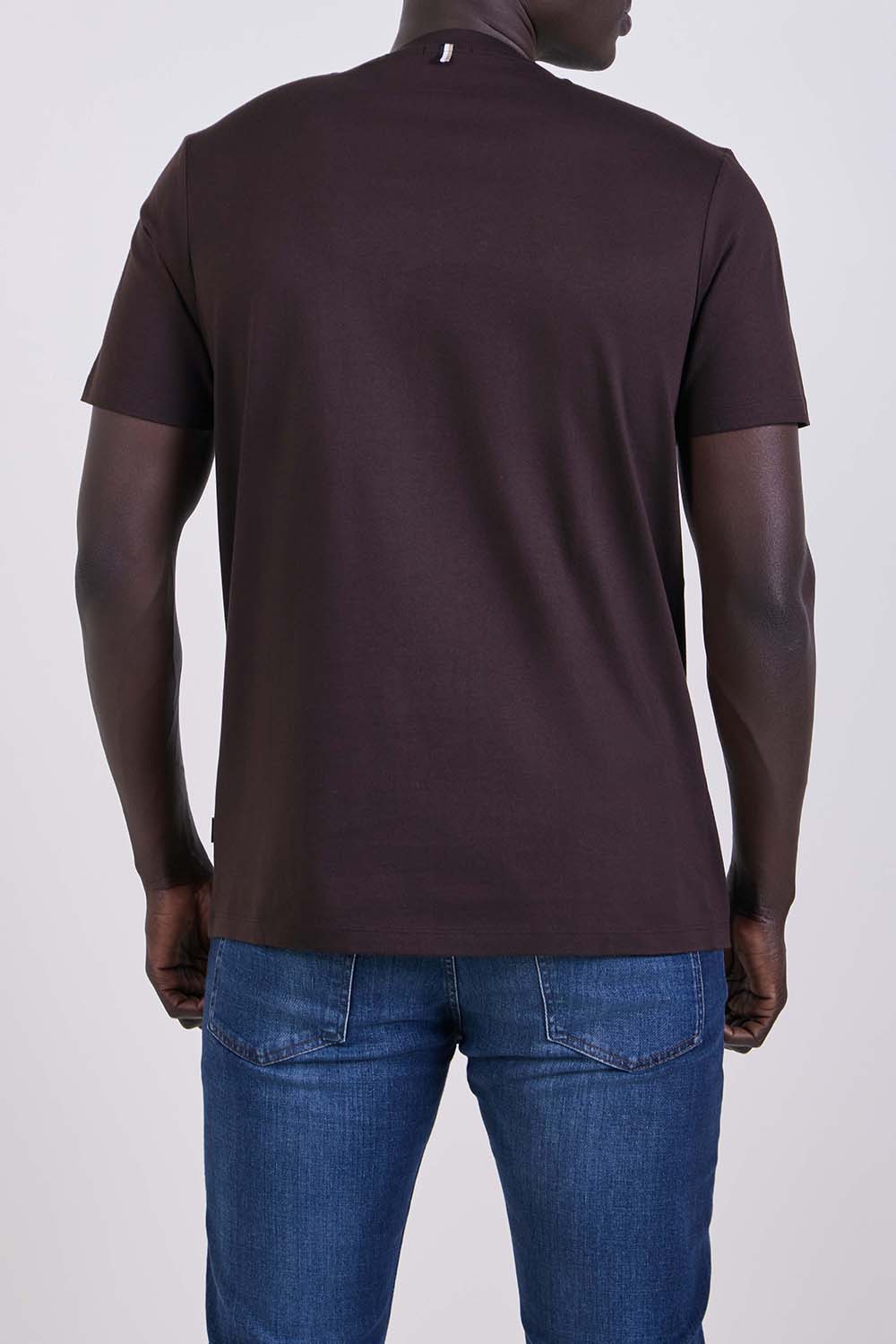 תמונת דוגמן אחורית של חולצת טי