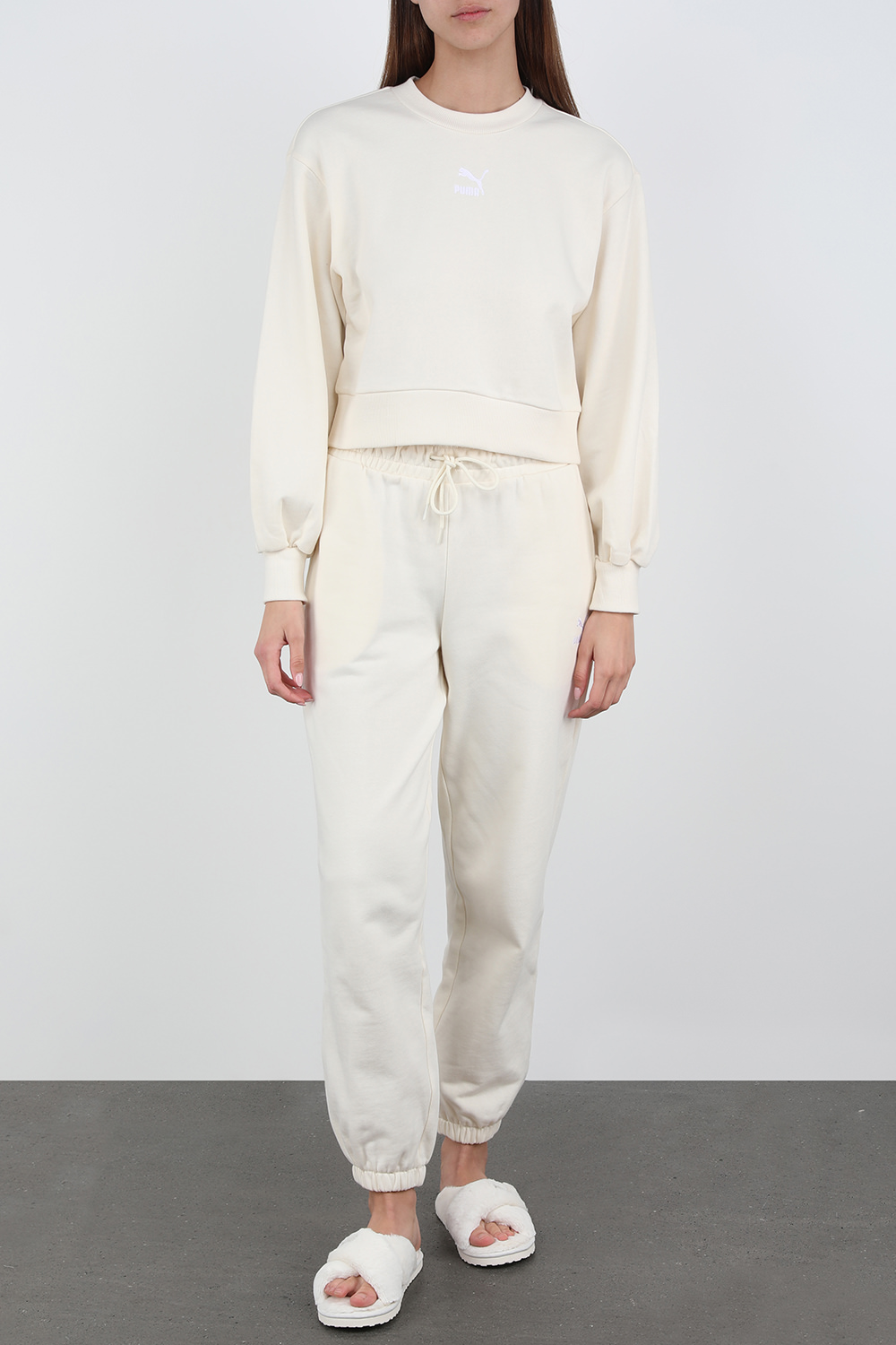 תמונת דוגמן קידמית של כפכפים דמוי פרווה עם רצועות מצטלבות בגוון לבן