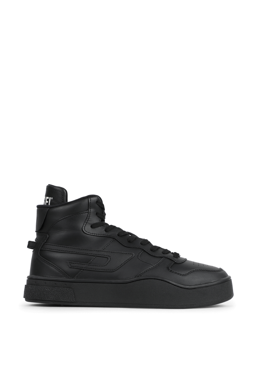 תמונה קידמית של סניקרס גבוהות מעור שחור