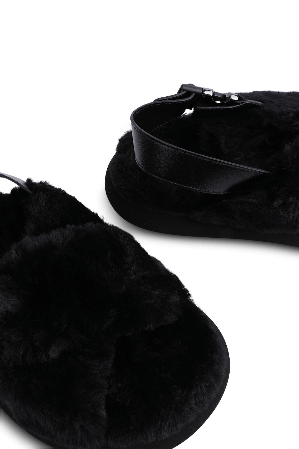 תמונת תקריב של סנדלי פרווה טבעונית