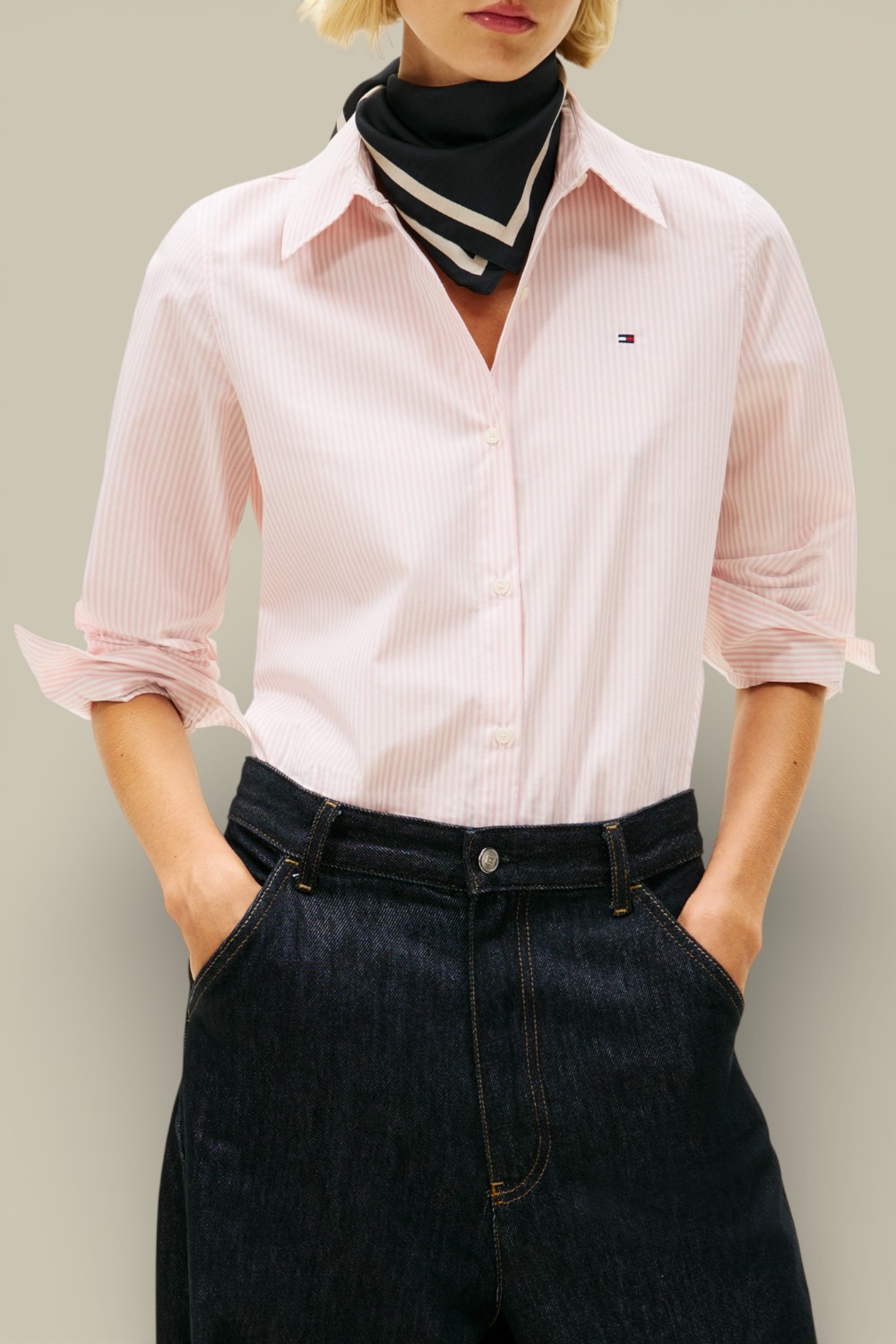 תמונת דוגמן קידמית של חולצת כפתורים