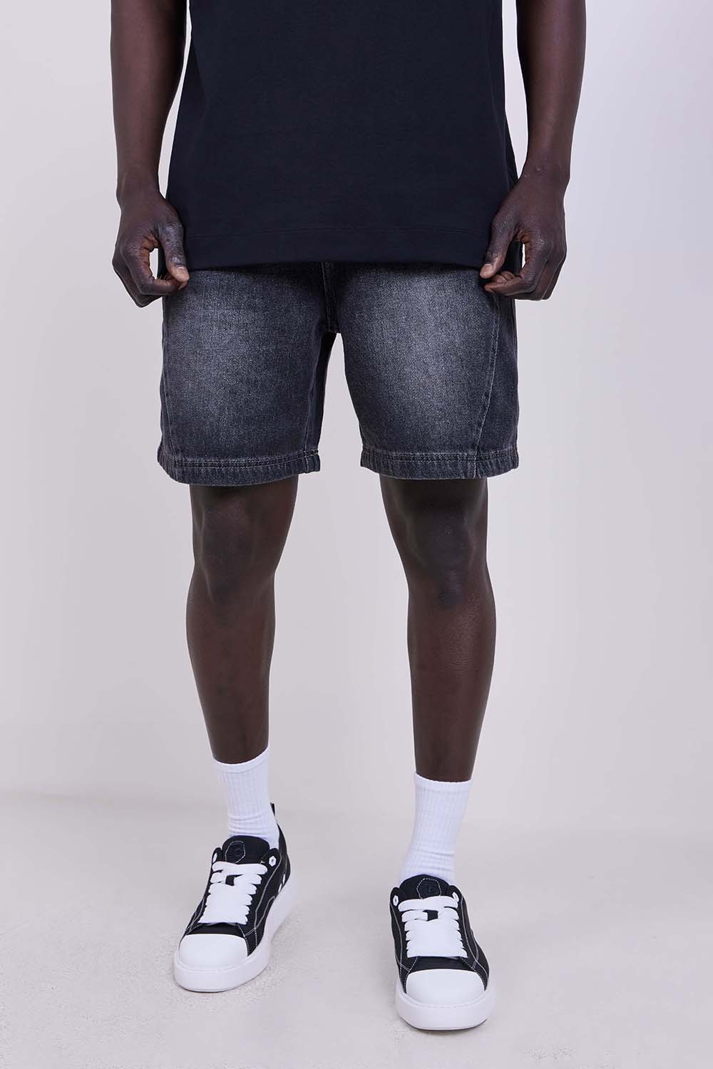 תמונת דוגמן קידמית של מכנסי ג'ינס ברמודה