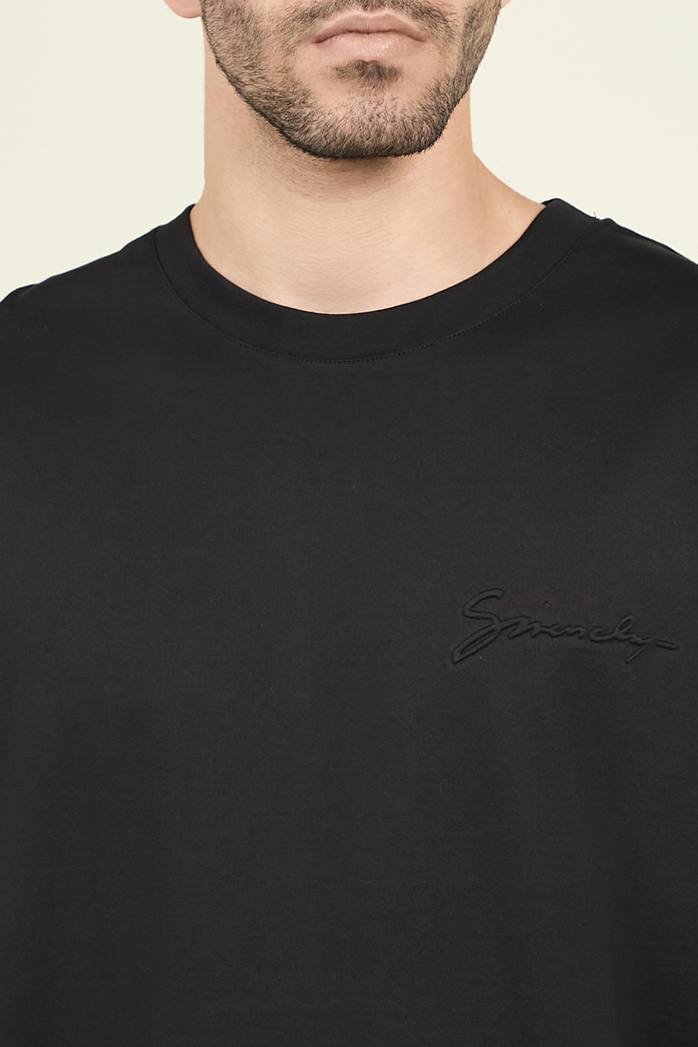 תמונת תקריב דוגמן של חולצת טי עם חתימת ז'יבנשי